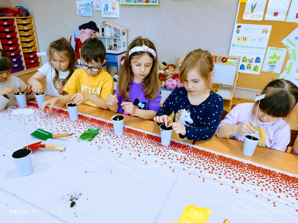 „Motylki” zakładają swój wiosenny ogródek.