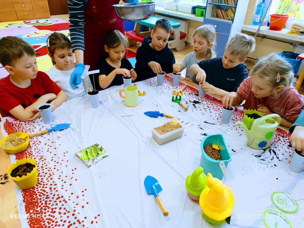 „Motylki” zakładają swój wiosenny ogródek.