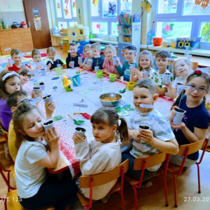„Motylki” zakładają swój wiosenny ogródek.