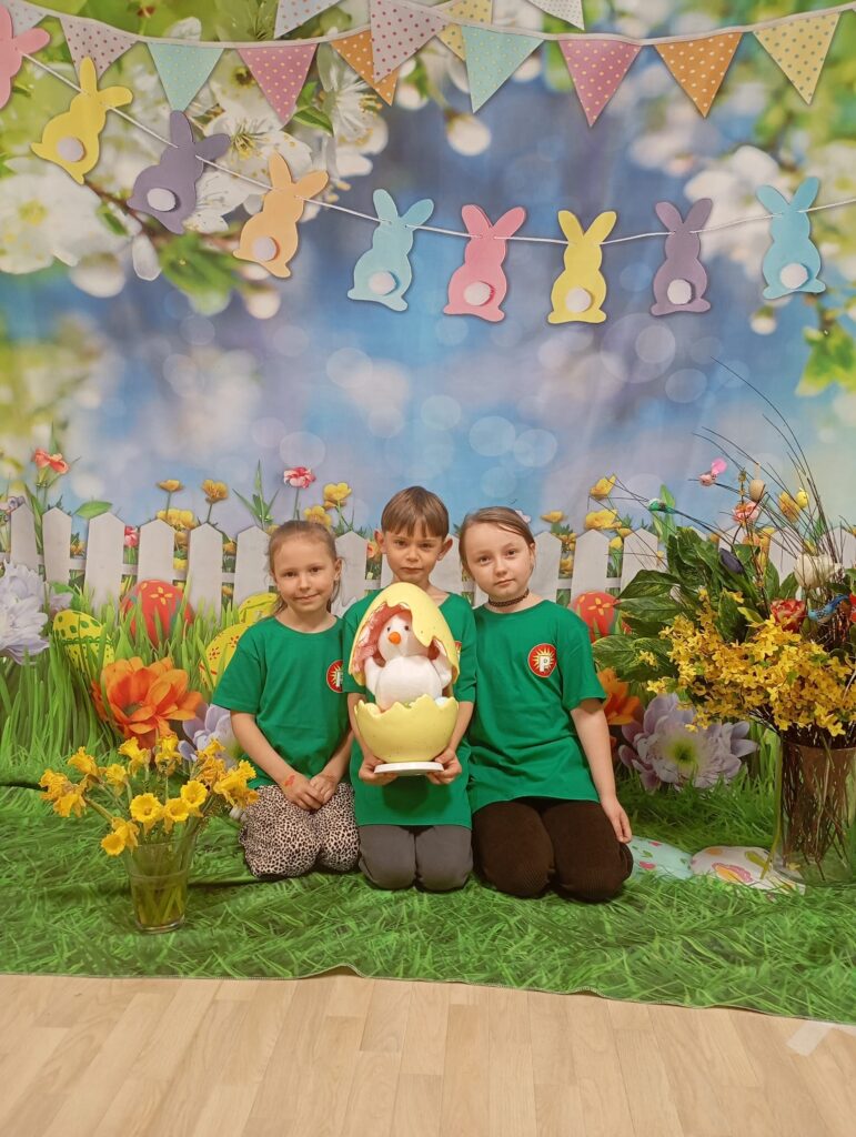 Z okazji Świąt Wielkanocnych Dzieci oraz Panie z grupy „Pszczółki” składają serdeczne życzenia: dużo zdrowia, radości i wiosennego uśmiechu każdego dnia.

Niech te Święta będą pełne rodzinnego ciepła, spokoju oraz kolorowych chwil spędzonych wśród bliskich. Niech budząca się do życia przyroda przyniesie wszystkim wiele energii i pozytywnej wiosennej atmosfery.

Wesołych Świąt Wielkanocnych!