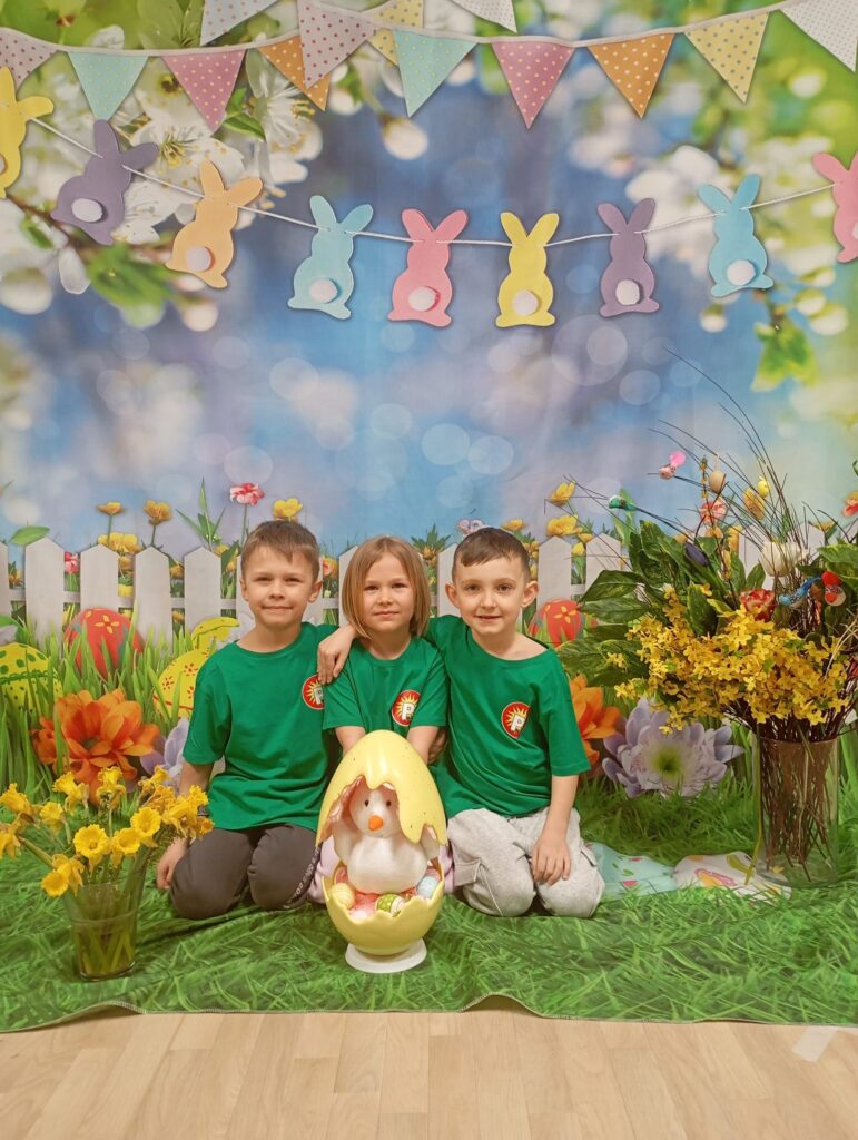 Z okazji Świąt Wielkanocnych Dzieci oraz Panie z grupy „Pszczółki” składają serdeczne życzenia: dużo zdrowia, radości i wiosennego uśmiechu każdego dnia.

Niech te Święta będą pełne rodzinnego ciepła, spokoju oraz kolorowych chwil spędzonych wśród bliskich. Niech budząca się do życia przyroda przyniesie wszystkim wiele energii i pozytywnej wiosennej atmosfery.

Wesołych Świąt Wielkanocnych!