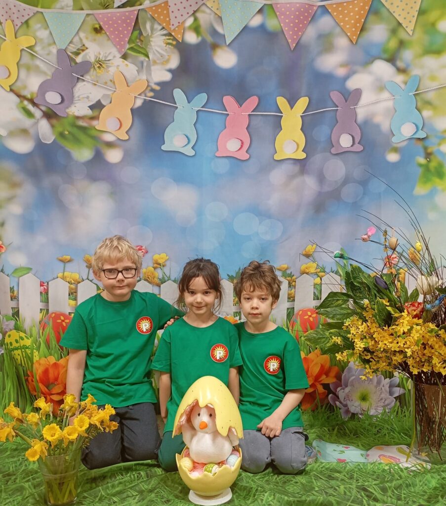 Z okazji Świąt Wielkanocnych Dzieci oraz Panie z grupy „Pszczółki” składają serdeczne życzenia: dużo zdrowia, radości i wiosennego uśmiechu każdego dnia.

Niech te Święta będą pełne rodzinnego ciepła, spokoju oraz kolorowych chwil spędzonych wśród bliskich. Niech budząca się do życia przyroda przyniesie wszystkim wiele energii i pozytywnej wiosennej atmosfery.

Wesołych Świąt Wielkanocnych!