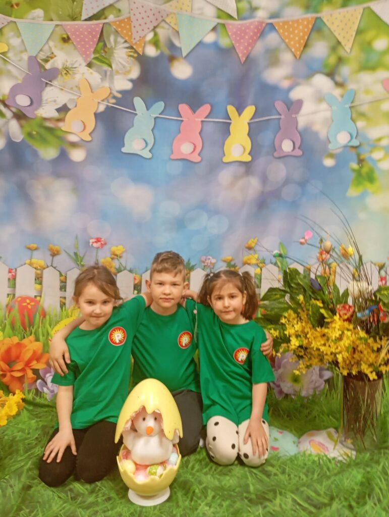 Z okazji Świąt Wielkanocnych Dzieci oraz Panie z grupy „Pszczółki” składają serdeczne życzenia: dużo zdrowia, radości i wiosennego uśmiechu każdego dnia.

Niech te Święta będą pełne rodzinnego ciepła, spokoju oraz kolorowych chwil spędzonych wśród bliskich. Niech budząca się do życia przyroda przyniesie wszystkim wiele energii i pozytywnej wiosennej atmosfery.

Wesołych Świąt Wielkanocnych!