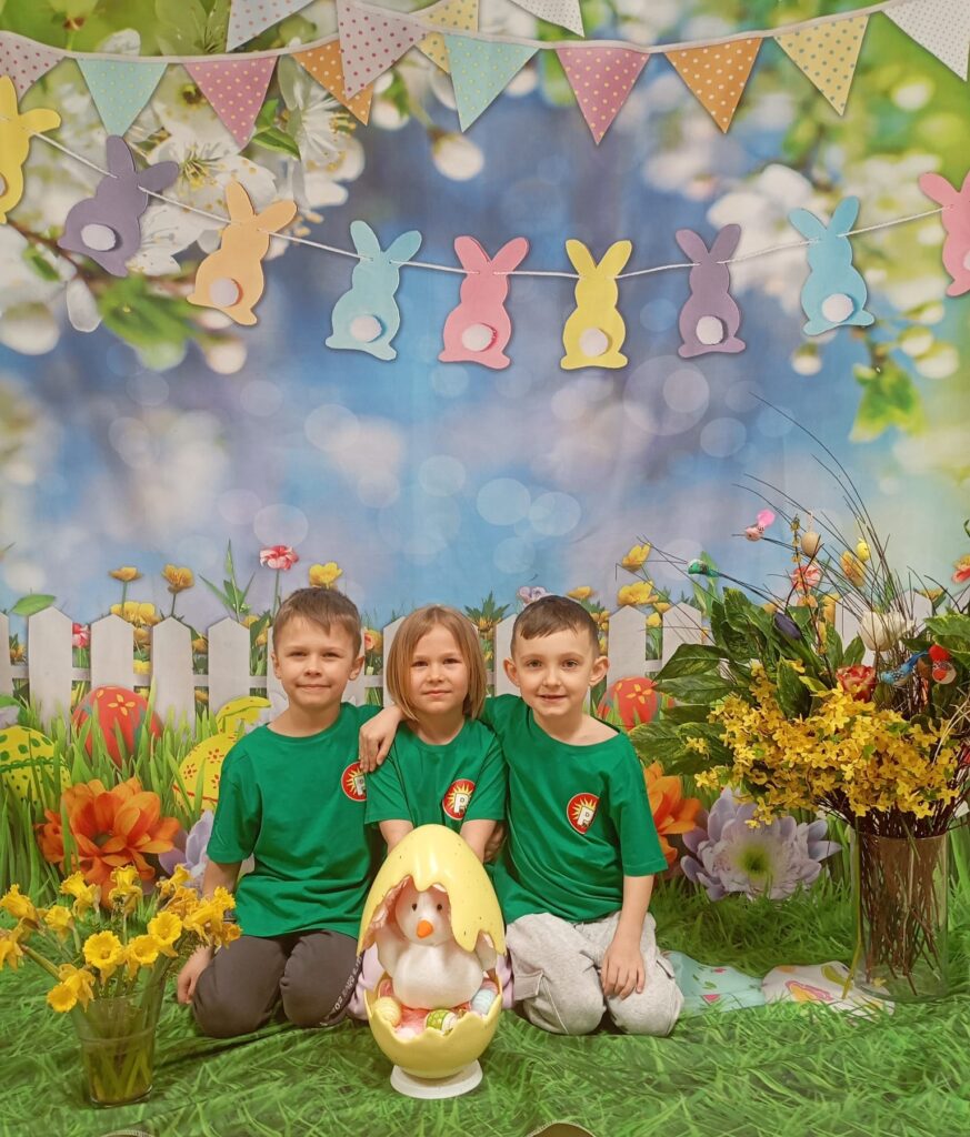 Z okazji Świąt Wielkanocnych Dzieci oraz Panie z grupy „Pszczółki” składają serdeczne życzenia: dużo zdrowia, radości i wiosennego uśmiechu każdego dnia.

Niech te Święta będą pełne rodzinnego ciepła, spokoju oraz kolorowych chwil spędzonych wśród bliskich. Niech budząca się do życia przyroda przyniesie wszystkim wiele energii i pozytywnej wiosennej atmosfery.

Wesołych Świąt Wielkanocnych!