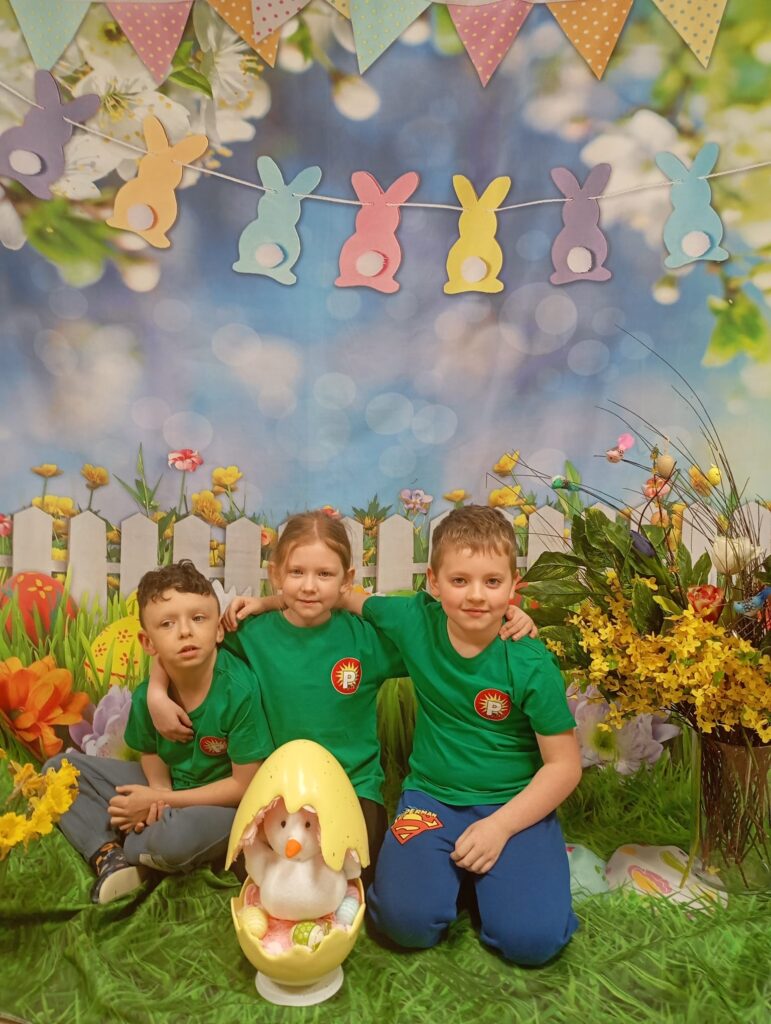 Z okazji Świąt Wielkanocnych Dzieci oraz Panie z grupy „Pszczółki” składają serdeczne życzenia: dużo zdrowia, radości i wiosennego uśmiechu każdego dnia.

Niech te Święta będą pełne rodzinnego ciepła, spokoju oraz kolorowych chwil spędzonych wśród bliskich. Niech budząca się do życia przyroda przyniesie wszystkim wiele energii i pozytywnej wiosennej atmosfery.

Wesołych Świąt Wielkanocnych!