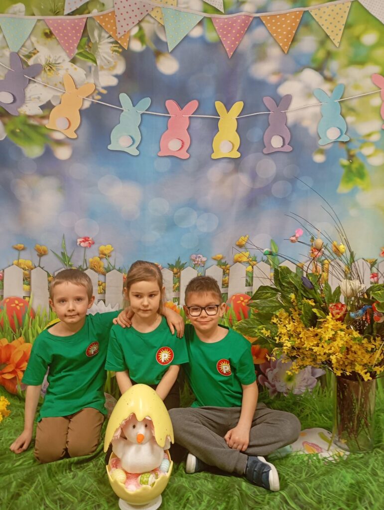 Z okazji Świąt Wielkanocnych Dzieci oraz Panie z grupy „Pszczółki” składają serdeczne życzenia: dużo zdrowia, radości i wiosennego uśmiechu każdego dnia.

Niech te Święta będą pełne rodzinnego ciepła, spokoju oraz kolorowych chwil spędzonych wśród bliskich. Niech budząca się do życia przyroda przyniesie wszystkim wiele energii i pozytywnej wiosennej atmosfery.

Wesołych Świąt Wielkanocnych!