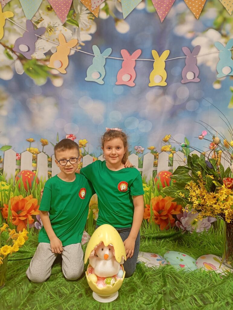 Z okazji Świąt Wielkanocnych Dzieci oraz Panie z grupy „Pszczółki” składają serdeczne życzenia: dużo zdrowia, radości i wiosennego uśmiechu każdego dnia.

Niech te Święta będą pełne rodzinnego ciepła, spokoju oraz kolorowych chwil spędzonych wśród bliskich. Niech budząca się do życia przyroda przyniesie wszystkim wiele energii i pozytywnej wiosennej atmosfery.

Wesołych Świąt Wielkanocnych!