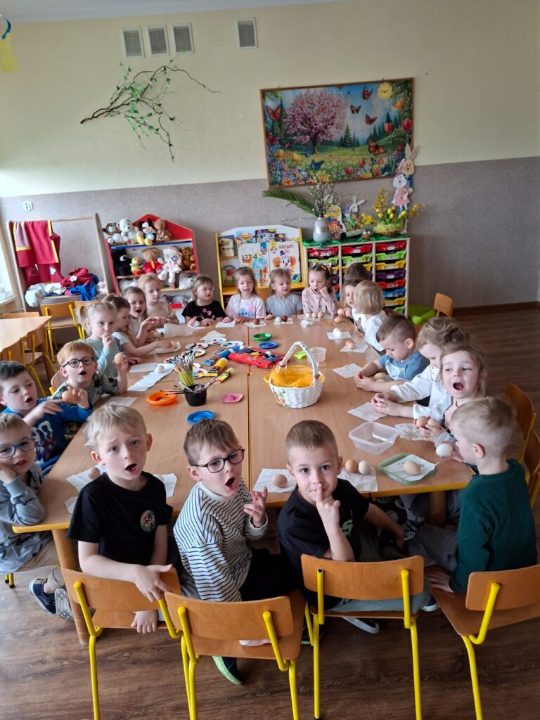 Trwają przygotowania do Świąt Wielkanocnych w grupie Wiewiórki.