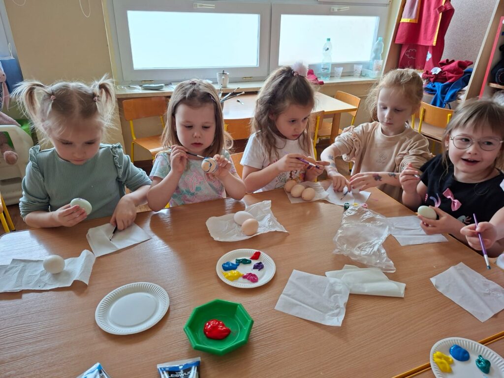 Trwają przygotowania do Świąt Wielkanocnych w grupie Wiewiórki.