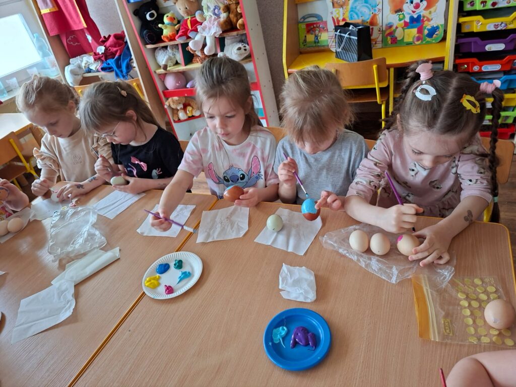 Trwają przygotowania do Świąt Wielkanocnych w grupie Wiewiórki.