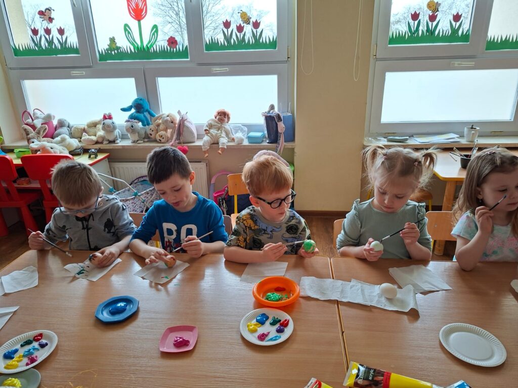 Trwają przygotowania do Świąt Wielkanocnych w grupie Wiewiórki.
