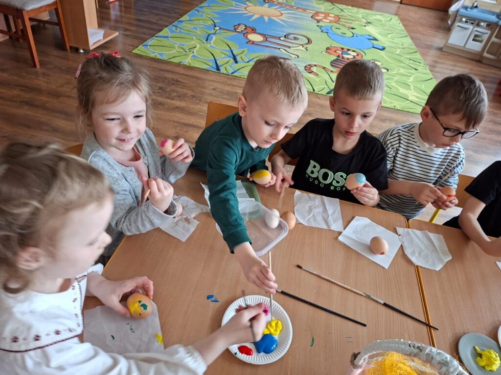 Trwają przygotowania do Świąt Wielkanocnych w grupie Wiewiórki.