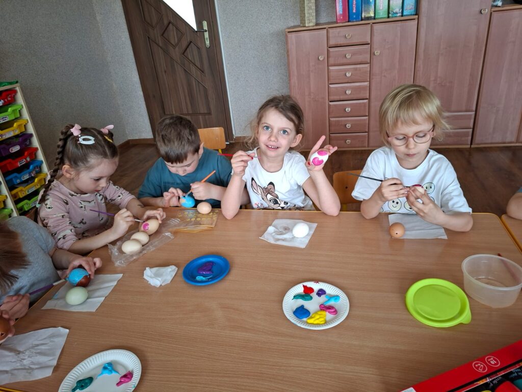 Trwają przygotowania do Świąt Wielkanocnych w grupie Wiewiórki.
