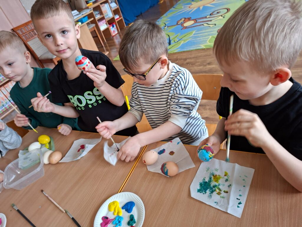 Trwają przygotowania do Świąt Wielkanocnych w grupie Wiewiórki.