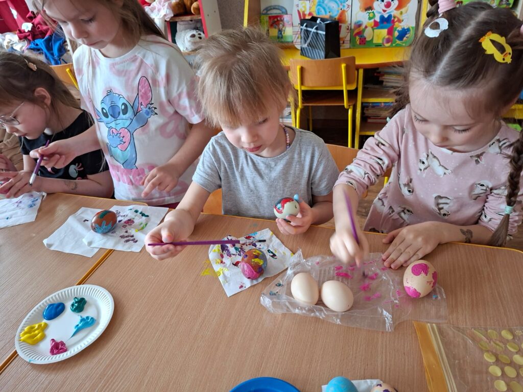 Trwają przygotowania do Świąt Wielkanocnych w grupie Wiewiórki.