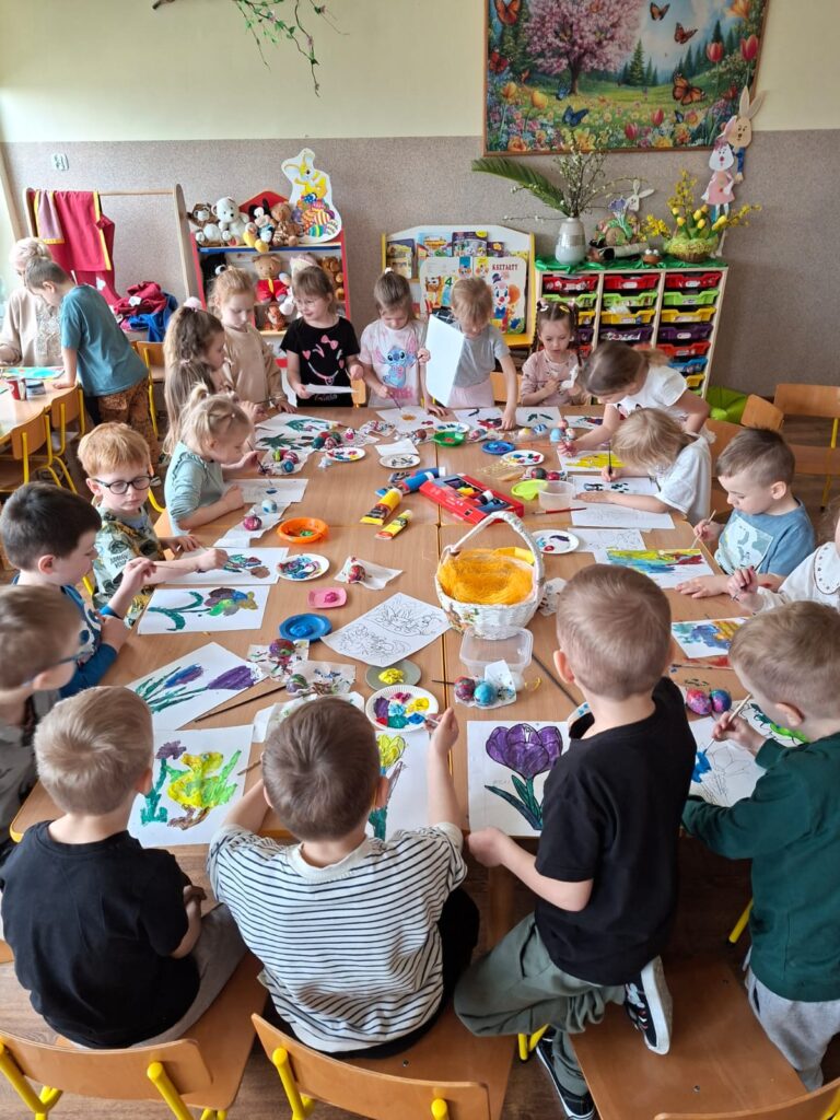 Trwają przygotowania do Świąt Wielkanocnych w grupie Wiewiórki.