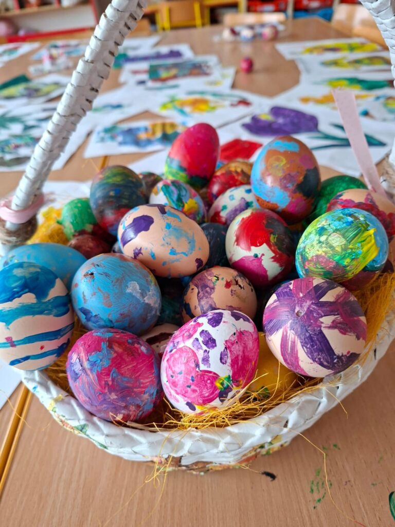 Trwają przygotowania do Świąt Wielkanocnych w grupie Wiewiórki.