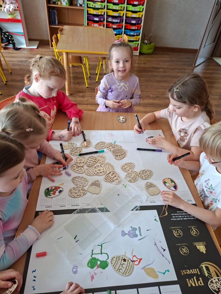 Trwają przygotowania do Świąt Wielkanocnych w grupie Wiewiórki.