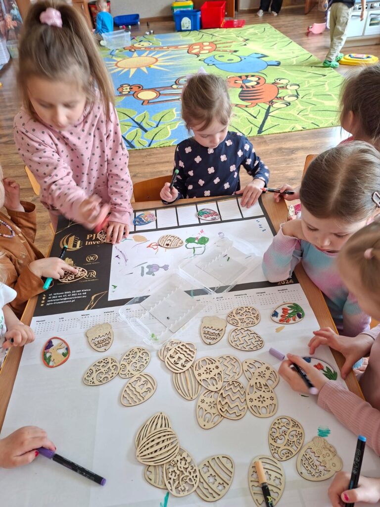 Trwają przygotowania do Świąt Wielkanocnych w grupie Wiewiórki.