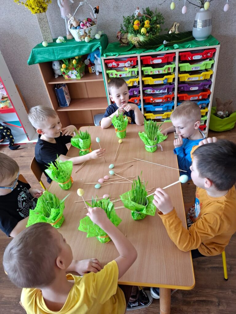 Trwają przygotowania do Świąt Wielkanocnych w grupie Wiewiórki.