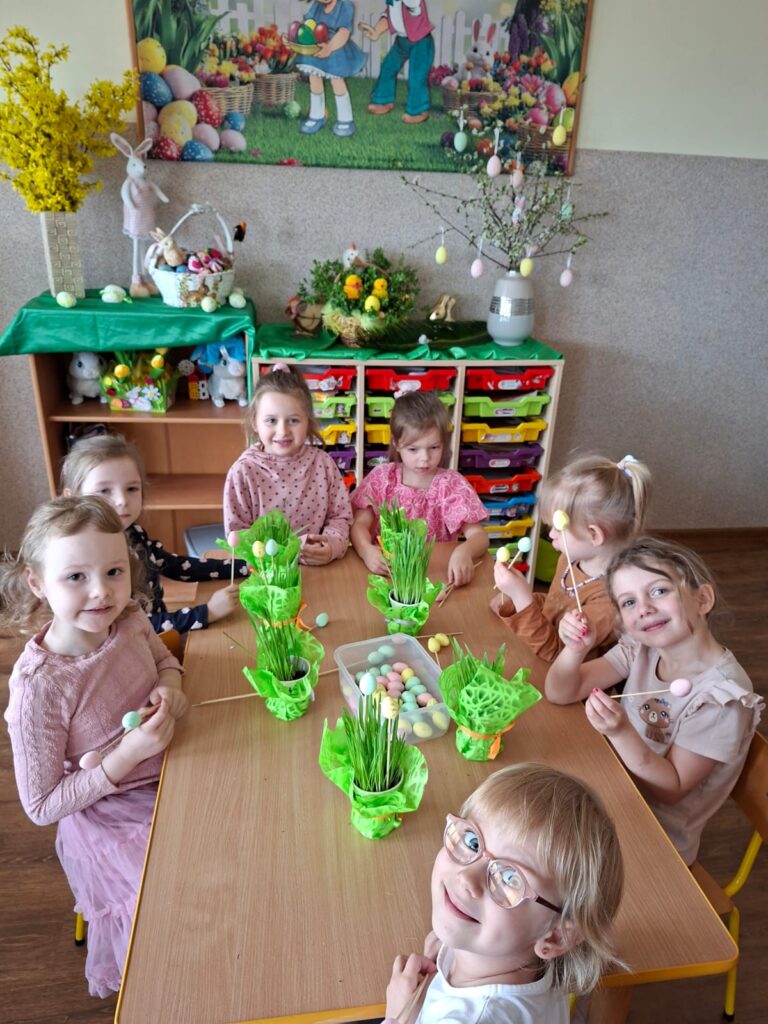 Trwają przygotowania do Świąt Wielkanocnych w grupie Wiewiórki.