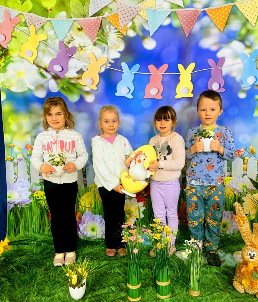 Z okazji Świąt Wielkanocnych Dzieci oraz Panie z grupy „Motylki” składają najserdeczniejsze życzenia: dużo zdrowia, radości, spokoju oraz wiosennego optymizmu.