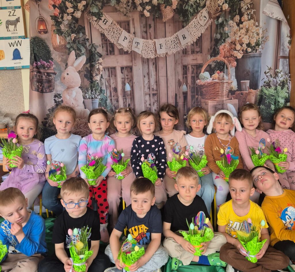 Z okazji Świąt Wielkanocnych Dzieci oraz Panie z grupy „Wiewiórki” składają najserdeczniejsze życzenia: 🌷🐣
Niech ten wyjątkowy czas przyniesie radość, spokój i wiosenną nadzieję,
a każdy dzień wypełniony będzie uśmiechem, ciepłem i życzliwością.
Niech w Waszych domach zagości miłość, zdrowie oraz rodzinna atmosfera.
Wesołego Alleluja! 🌼🥚