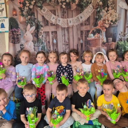 Z okazji Świąt Wielkanocnych Dzieci oraz Panie z grupy „Wiewiórki” składają najserdeczniejsze życzenia: 🌷🐣 Niech ten wyjątkowy czas przyniesie radość, spokój i wiosenną nadzieję, a każdy dzień wypełniony będzie uśmiechem, ciepłem i życzliwością. Niech w Waszych domach zagości miłość, zdrowie oraz rodzinna atmosfera. Wesołego Alleluja! 🌼🥚
