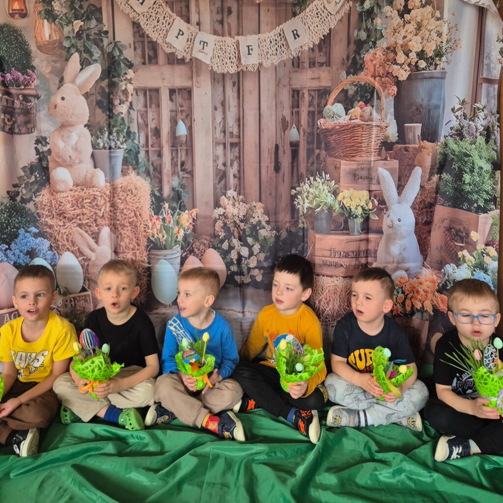 Z okazji Świąt Wielkanocnych Dzieci oraz Panie z grupy „Wiewiórki” składają najserdeczniejsze życzenia: 🌷🐣
Niech ten wyjątkowy czas przyniesie radość, spokój i wiosenną nadzieję,
a każdy dzień wypełniony będzie uśmiechem, ciepłem i życzliwością.
Niech w Waszych domach zagości miłość, zdrowie oraz rodzinna atmosfera.
Wesołego Alleluja! 🌼🥚