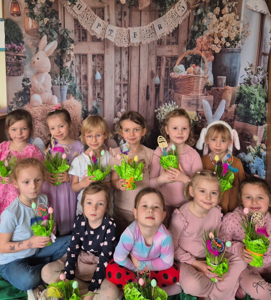 Z okazji Świąt Wielkanocnych Dzieci oraz Panie z grupy „Wiewiórki” składają najserdeczniejsze życzenia: 🌷🐣
Niech ten wyjątkowy czas przyniesie radość, spokój i wiosenną nadzieję,
a każdy dzień wypełniony będzie uśmiechem, ciepłem i życzliwością.
Niech w Waszych domach zagości miłość, zdrowie oraz rodzinna atmosfera.
Wesołego Alleluja! 🌼🥚
