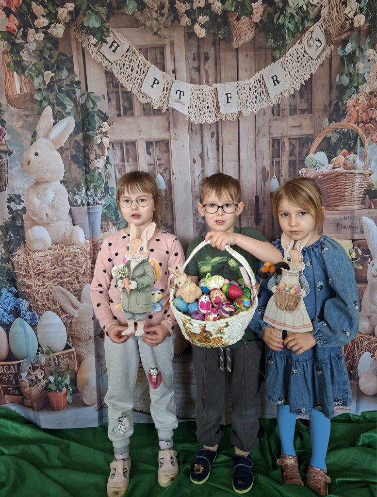 Z okazji Świąt Wielkanocnych Dzieci oraz Panie z grupy „Wiewiórki” składają najserdeczniejsze życzenia: 🌷🐣
Niech ten wyjątkowy czas przyniesie radość, spokój i wiosenną nadzieję,
a każdy dzień wypełniony będzie uśmiechem, ciepłem i życzliwością.
Niech w Waszych domach zagości miłość, zdrowie oraz rodzinna atmosfera.
Wesołego Alleluja! 🌼🥚