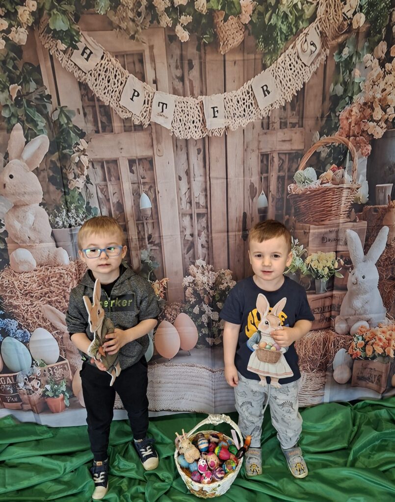 Z okazji Świąt Wielkanocnych Dzieci oraz Panie z grupy „Wiewiórki” składają najserdeczniejsze życzenia: 🌷🐣
Niech ten wyjątkowy czas przyniesie radość, spokój i wiosenną nadzieję,
a każdy dzień wypełniony będzie uśmiechem, ciepłem i życzliwością.
Niech w Waszych domach zagości miłość, zdrowie oraz rodzinna atmosfera.
Wesołego Alleluja! 🌼🥚
