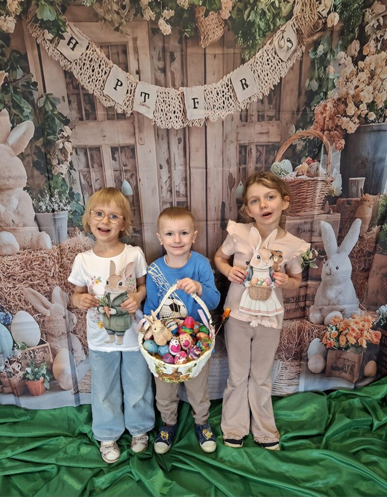 Z okazji Świąt Wielkanocnych Dzieci oraz Panie z grupy „Wiewiórki” składają najserdeczniejsze życzenia: 🌷🐣
Niech ten wyjątkowy czas przyniesie radość, spokój i wiosenną nadzieję,
a każdy dzień wypełniony będzie uśmiechem, ciepłem i życzliwością.
Niech w Waszych domach zagości miłość, zdrowie oraz rodzinna atmosfera.
Wesołego Alleluja! 🌼🥚