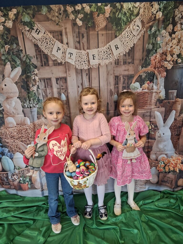 Z okazji Świąt Wielkanocnych Dzieci oraz Panie z grupy „Wiewiórki” składają najserdeczniejsze życzenia: 🌷🐣
Niech ten wyjątkowy czas przyniesie radość, spokój i wiosenną nadzieję,
a każdy dzień wypełniony będzie uśmiechem, ciepłem i życzliwością.
Niech w Waszych domach zagości miłość, zdrowie oraz rodzinna atmosfera.
Wesołego Alleluja! 🌼🥚