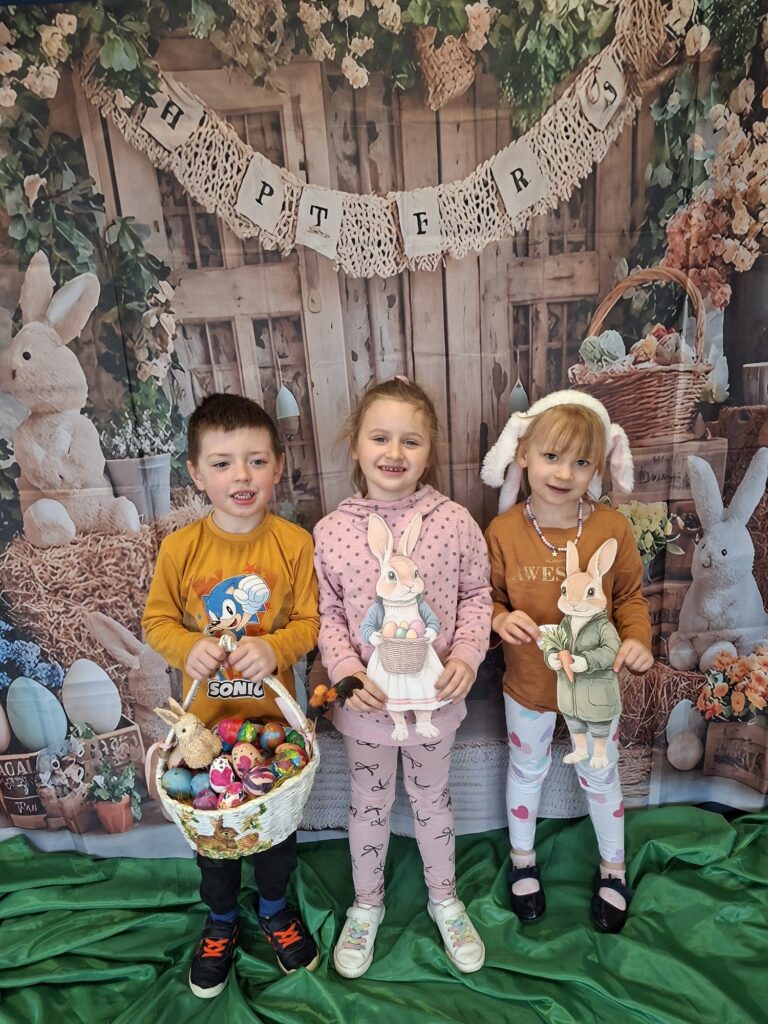Z okazji Świąt Wielkanocnych Dzieci oraz Panie z grupy „Wiewiórki” składają najserdeczniejsze życzenia: 🌷🐣
Niech ten wyjątkowy czas przyniesie radość, spokój i wiosenną nadzieję,
a każdy dzień wypełniony będzie uśmiechem, ciepłem i życzliwością.
Niech w Waszych domach zagości miłość, zdrowie oraz rodzinna atmosfera.
Wesołego Alleluja! 🌼🥚