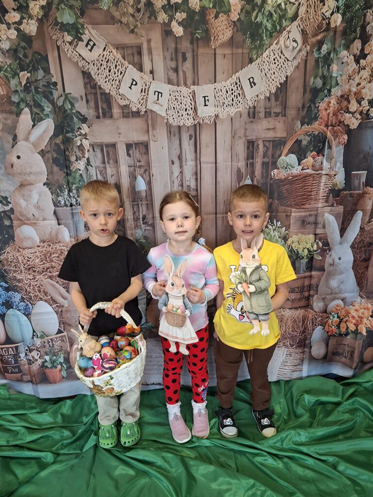 Z okazji Świąt Wielkanocnych Dzieci oraz Panie z grupy „Wiewiórki” składają najserdeczniejsze życzenia: 🌷🐣
Niech ten wyjątkowy czas przyniesie radość, spokój i wiosenną nadzieję,
a każdy dzień wypełniony będzie uśmiechem, ciepłem i życzliwością.
Niech w Waszych domach zagości miłość, zdrowie oraz rodzinna atmosfera.
Wesołego Alleluja! 🌼🥚