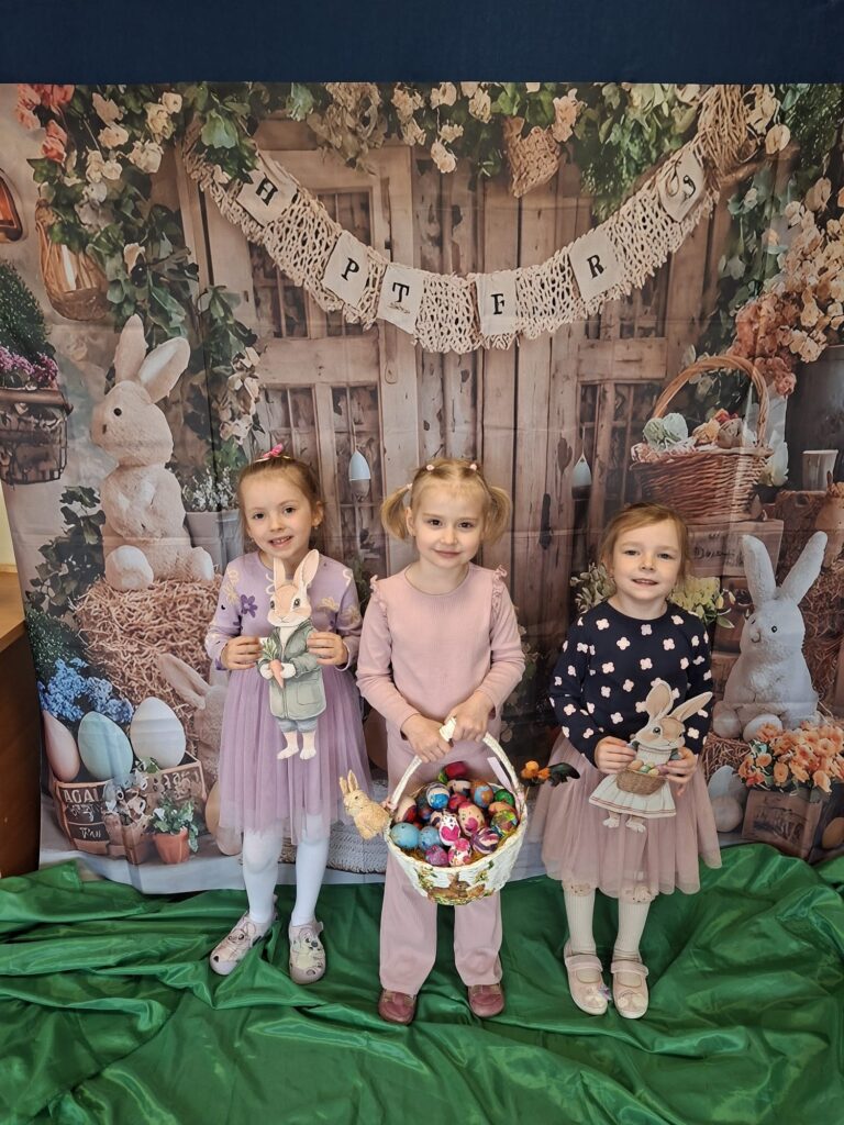 Z okazji Świąt Wielkanocnych Dzieci oraz Panie z grupy „Wiewiórki” składają najserdeczniejsze życzenia: 🌷🐣
Niech ten wyjątkowy czas przyniesie radość, spokój i wiosenną nadzieję,
a każdy dzień wypełniony będzie uśmiechem, ciepłem i życzliwością.
Niech w Waszych domach zagości miłość, zdrowie oraz rodzinna atmosfera.
Wesołego Alleluja! 🌼🥚