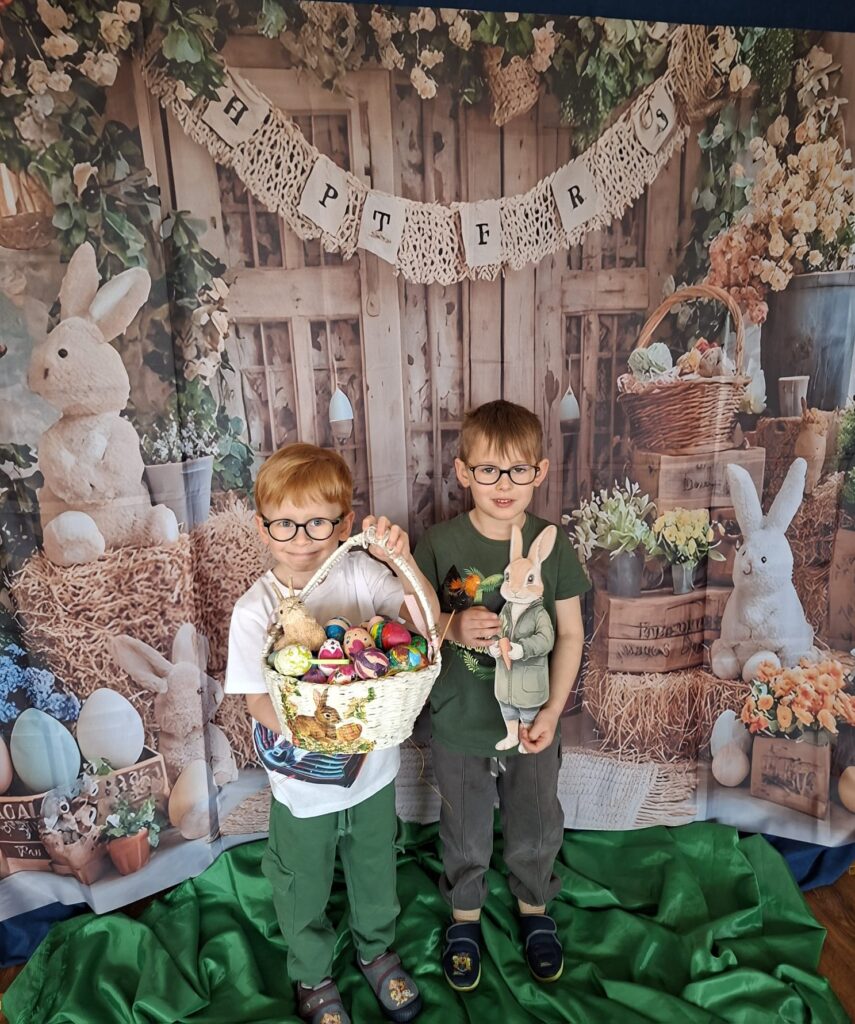 Z okazji Świąt Wielkanocnych Dzieci oraz Panie z grupy „Wiewiórki” składają najserdeczniejsze życzenia: 🌷🐣
Niech ten wyjątkowy czas przyniesie radość, spokój i wiosenną nadzieję,
a każdy dzień wypełniony będzie uśmiechem, ciepłem i życzliwością.
Niech w Waszych domach zagości miłość, zdrowie oraz rodzinna atmosfera.
Wesołego Alleluja! 🌼🥚