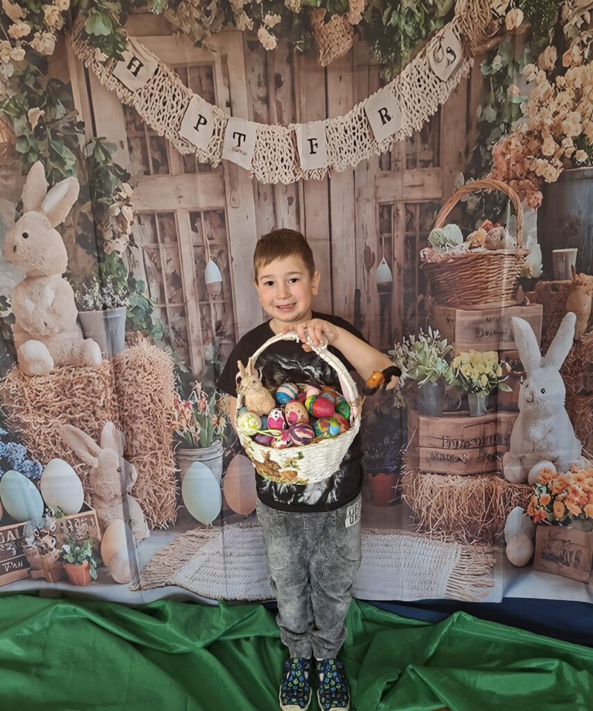 Z okazji Świąt Wielkanocnych Dzieci oraz Panie z grupy „Wiewiórki” składają najserdeczniejsze życzenia: 🌷🐣
Niech ten wyjątkowy czas przyniesie radość, spokój i wiosenną nadzieję,
a każdy dzień wypełniony będzie uśmiechem, ciepłem i życzliwością.
Niech w Waszych domach zagości miłość, zdrowie oraz rodzinna atmosfera.
Wesołego Alleluja! 🌼🥚