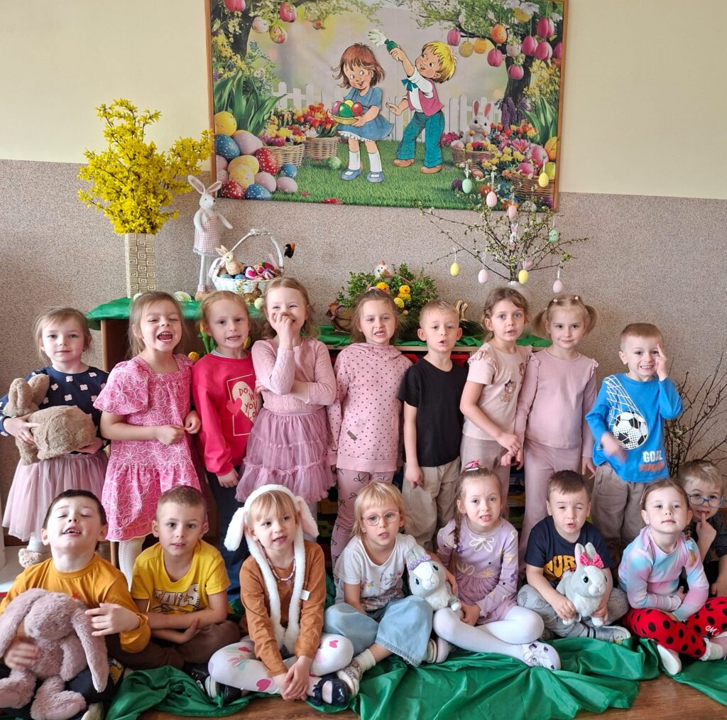 Z okazji Świąt Wielkanocnych Dzieci oraz Panie z grupy „Wiewiórki” składają najserdeczniejsze życzenia: 🌷🐣
Niech ten wyjątkowy czas przyniesie radość, spokój i wiosenną nadzieję,
a każdy dzień wypełniony będzie uśmiechem, ciepłem i życzliwością.
Niech w Waszych domach zagości miłość, zdrowie oraz rodzinna atmosfera.
Wesołego Alleluja! 🌼🥚