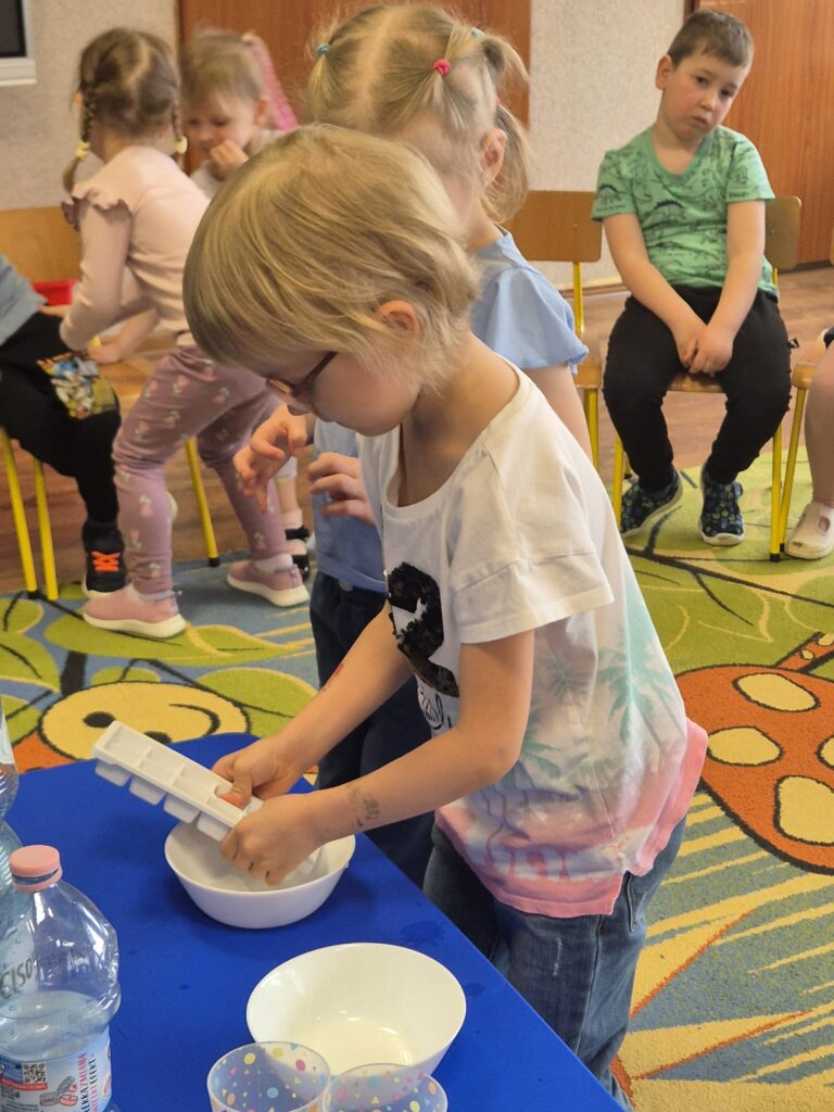Dzień Wody w grupie "Wiewiórki".