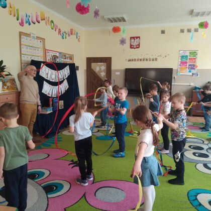 Zajęcia rytmiki w grupie "Pszczółki".