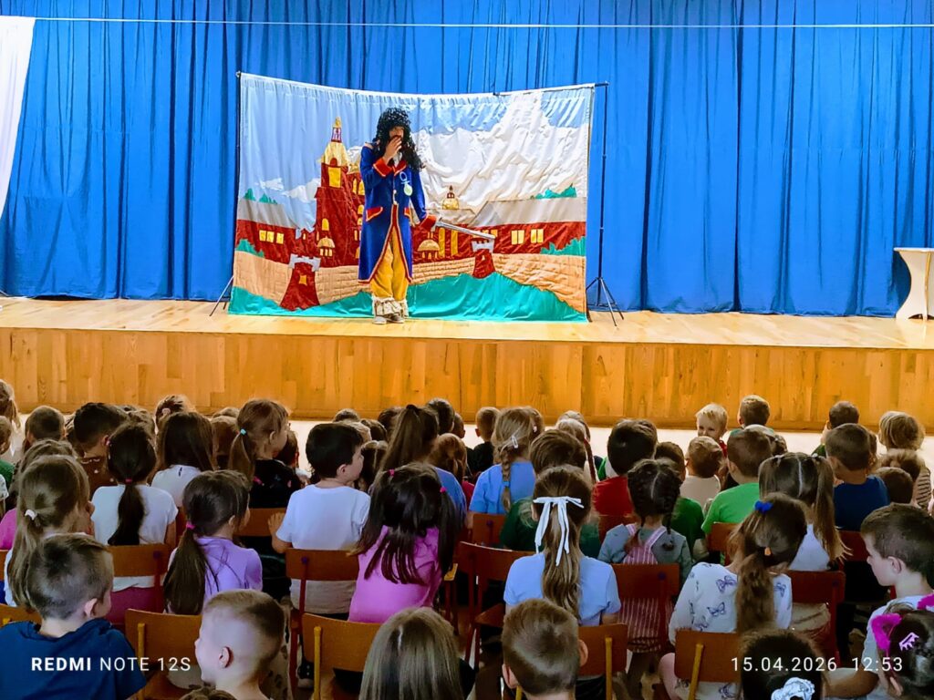 Przedstawienie teatralne pt. "Czarująca Żaba".