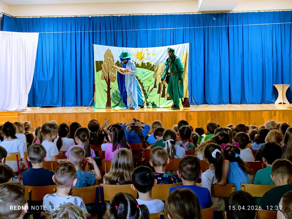 Przedstawienie teatralne pt. "Czarująca Żaba".
