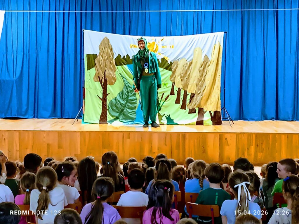 Przedstawienie teatralne pt. "Czarująca Żaba".