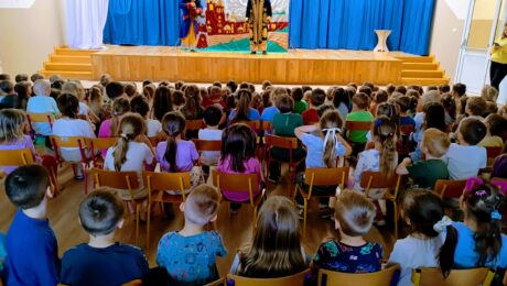 Przedstawienie teatralne pt. "Czarująca Żaba".