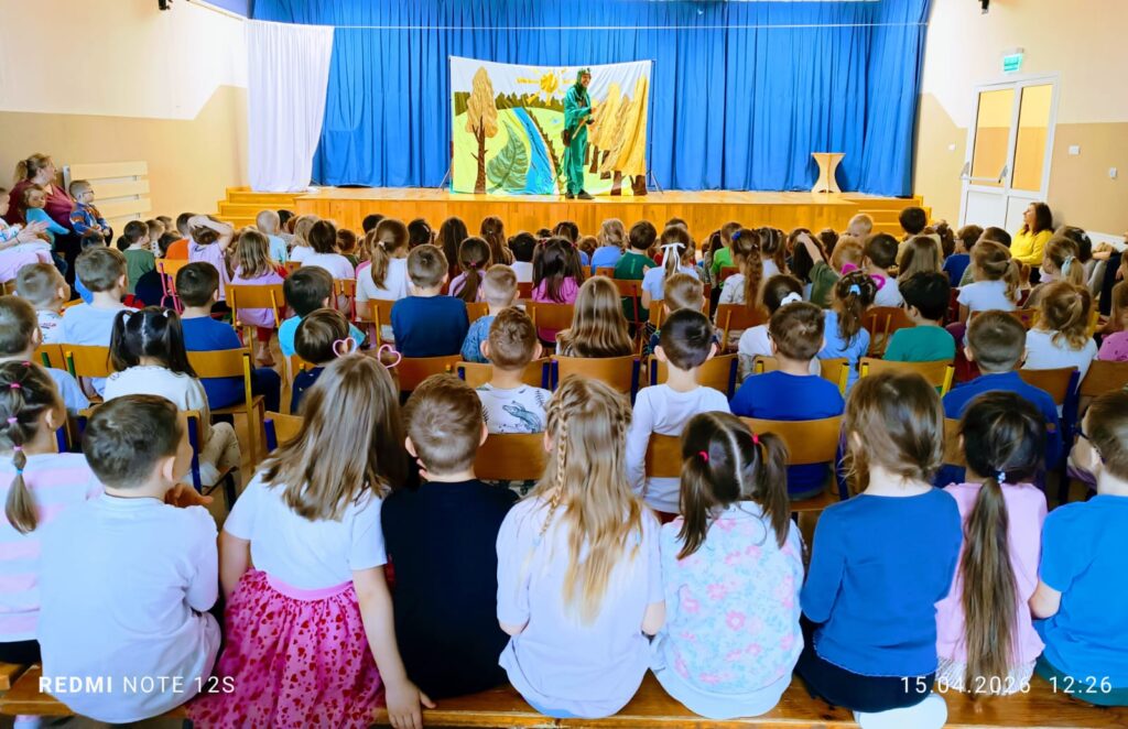 Przedstawienie teatralne pt. "Czarująca Żaba".