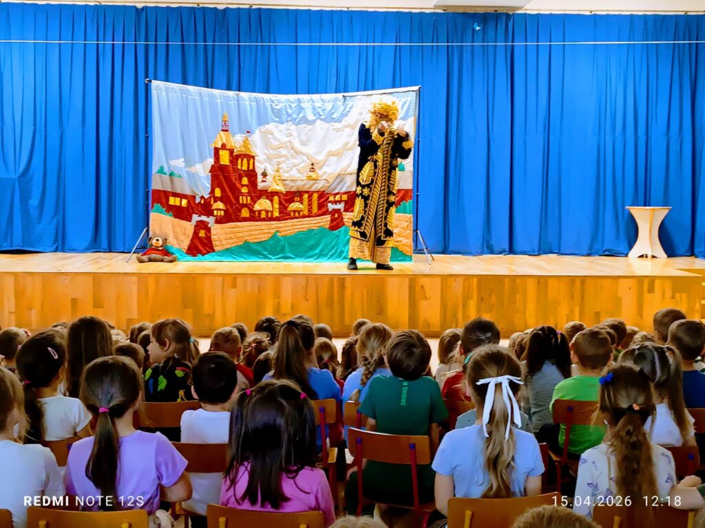 Przedstawienie teatralne pt. "Czarująca Żaba".