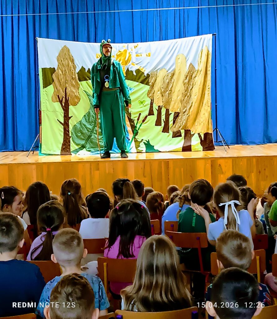 Przedstawienie teatralne pt. "Czarująca Żaba".