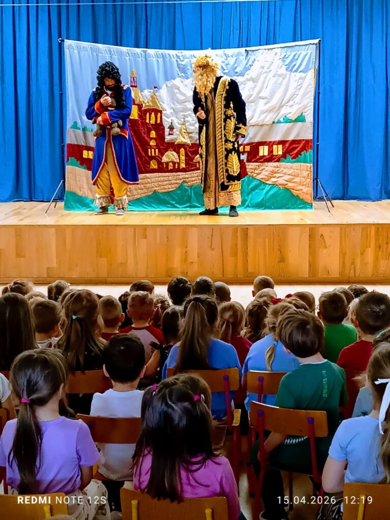 Przedstawienie teatralne pt. "Czarująca Żaba".